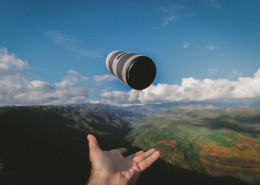 手中的相机镜头图片