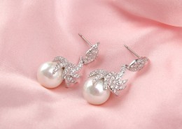 精致时尚的耳钉图片