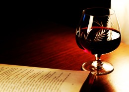 精致的红酒杯图片