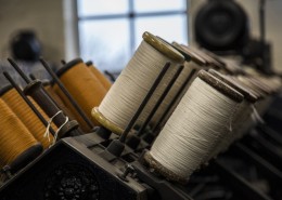 纺织厂织布机图片