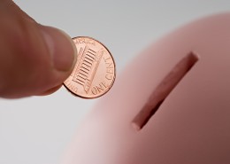 储蓄罐和货币图片