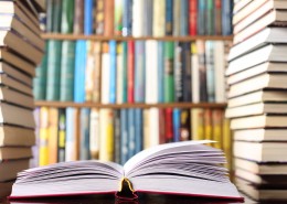 书架上安静的书图片