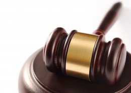 法庭锤与书本图片