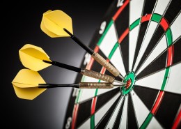 飞镖与靶心的图片