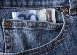 牛仔裤兜的特写图片