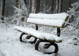 雪后公园长椅图片