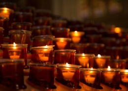 教堂燃烧的蜡烛图片