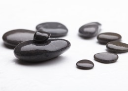 黑色鹅卵石图片