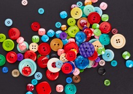 彩色纽扣堆放图片