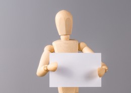 木头人拿着可写字的白板图片