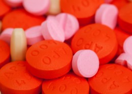 五颜六色的药丸图片