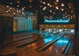 保龄球馆里的保龄球用品图片