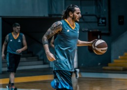 打篮球的青年图片