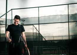 打网球的网球爱好者图片