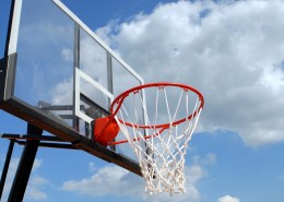 篮球场上的篮球框图片