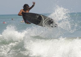 炫酷的海上冲浪图片