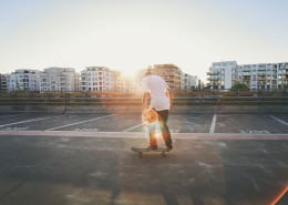 人们踩在滑板上的图片大全