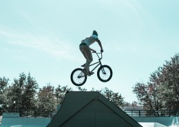 花样极限秀车技的人图片