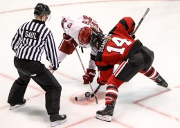 激烈的冰球比赛图片