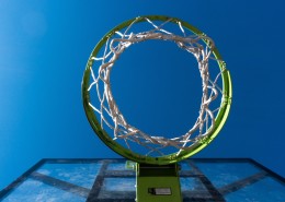 蓝天下的篮球框图片