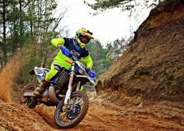 危险的越野摩托运动图片