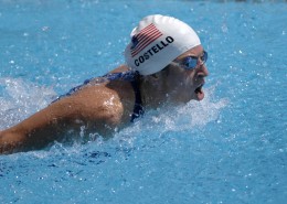 水池游泳的人图片