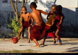 踢足球的男孩们图片