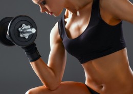 手举哑铃健身图片