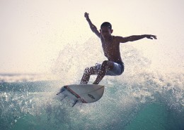 海上冲浪的少年图片大全