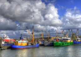 停泊在码头的船舶图片