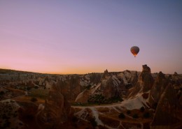 缓慢升空的热气球图片