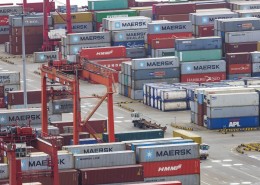 码头上的集装箱图片