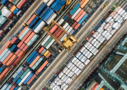 摆放整齐的集装箱图片