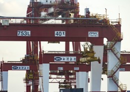 码头上的集装箱图片