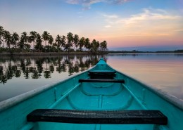水面上的小舟图片