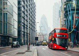 公路上的红色巴士图片