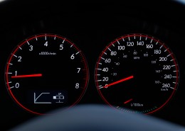 汽车的仪表盘图片