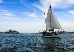 海面航行的帆船图片