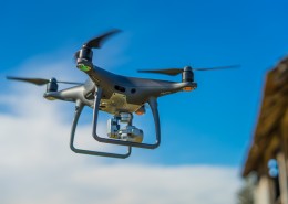 低空飞行的四轴遥控无人机图片