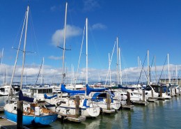 停泊在码头的船舶图片