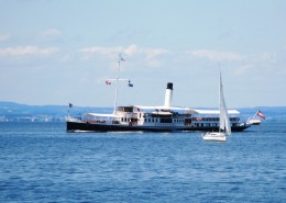 正在航行的轮船图片