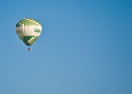 一个空中飘荡的热气球图片大全