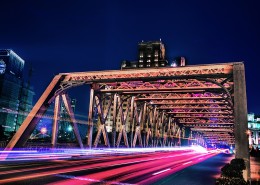 川流不息的车辆图片