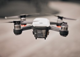 飞在空中的无人机图片