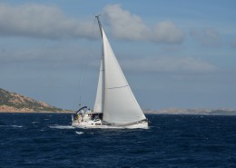 航行的帆船图片