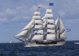 造型独特的帆船图片