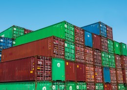 堆放整齐的集装箱图片