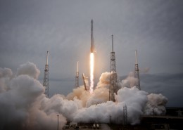 发射升空的火箭图片