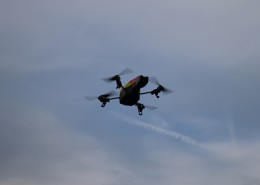 空中的四轴遥控无人机图片