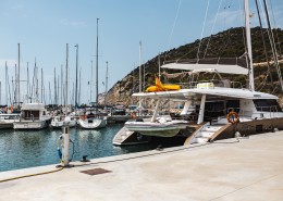 泊满船只的港口图片